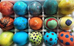 15 brightly colored Easter egg. 
