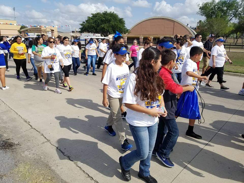 Μαθητές, δάσκαλοι και άλλοι που συμμετέχουν στο πρόγραμμα Walk Across Texas!, ως μέρος των δραστηριοτήτων Healthy South Texas Recognized Schools. 