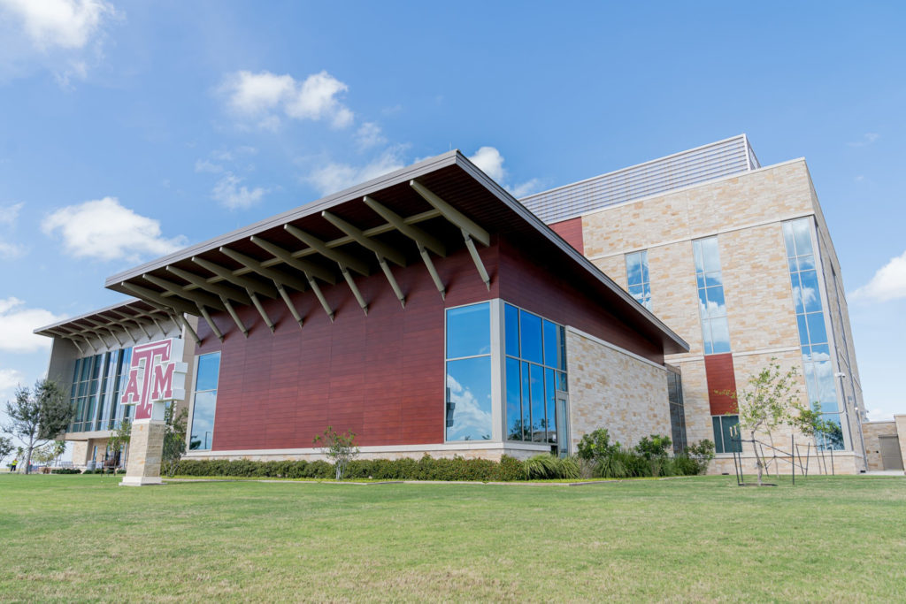 la vista frontal del Centro Educativo Texas A&M en McAllen