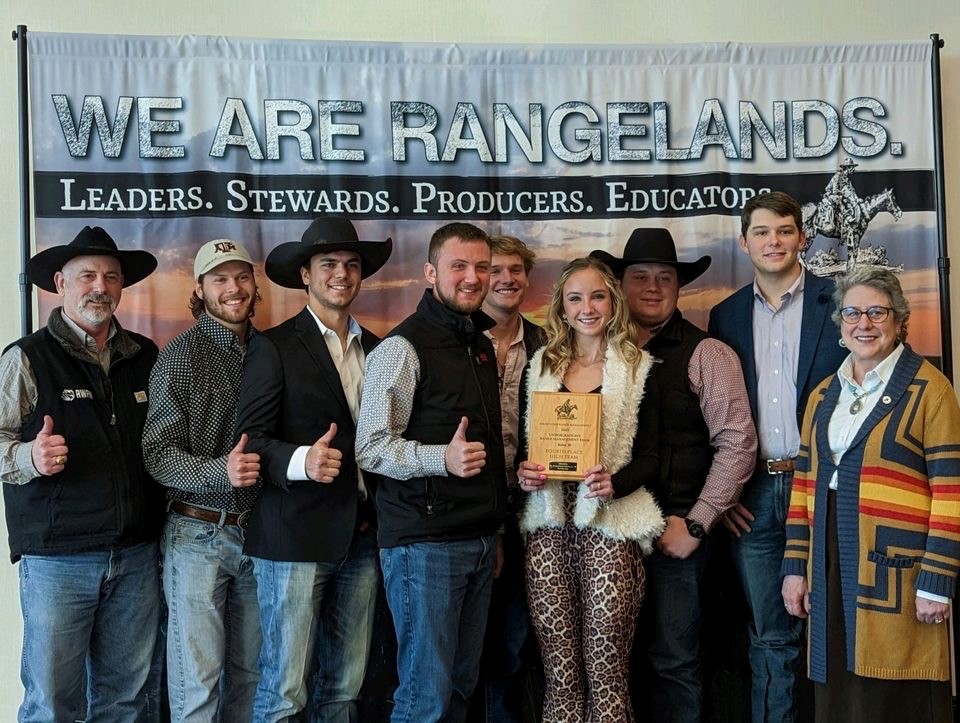 Siete miembros del Texas A&M Range Club posan con una placa del cuarto lugar. 