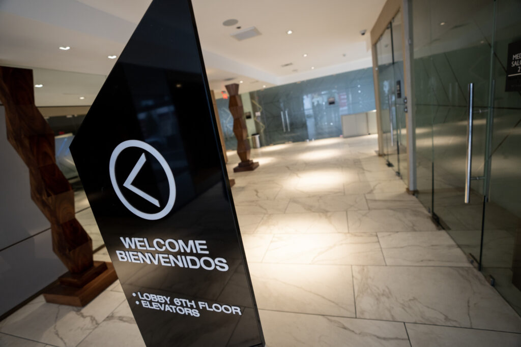A sign in a hotel entrance: "Welcome, bienvenidos"