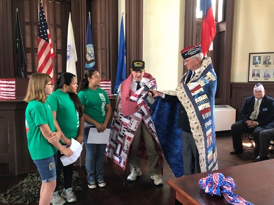 4-H youth in Shelby County award veterans quilts from Quilts of Valor project 
