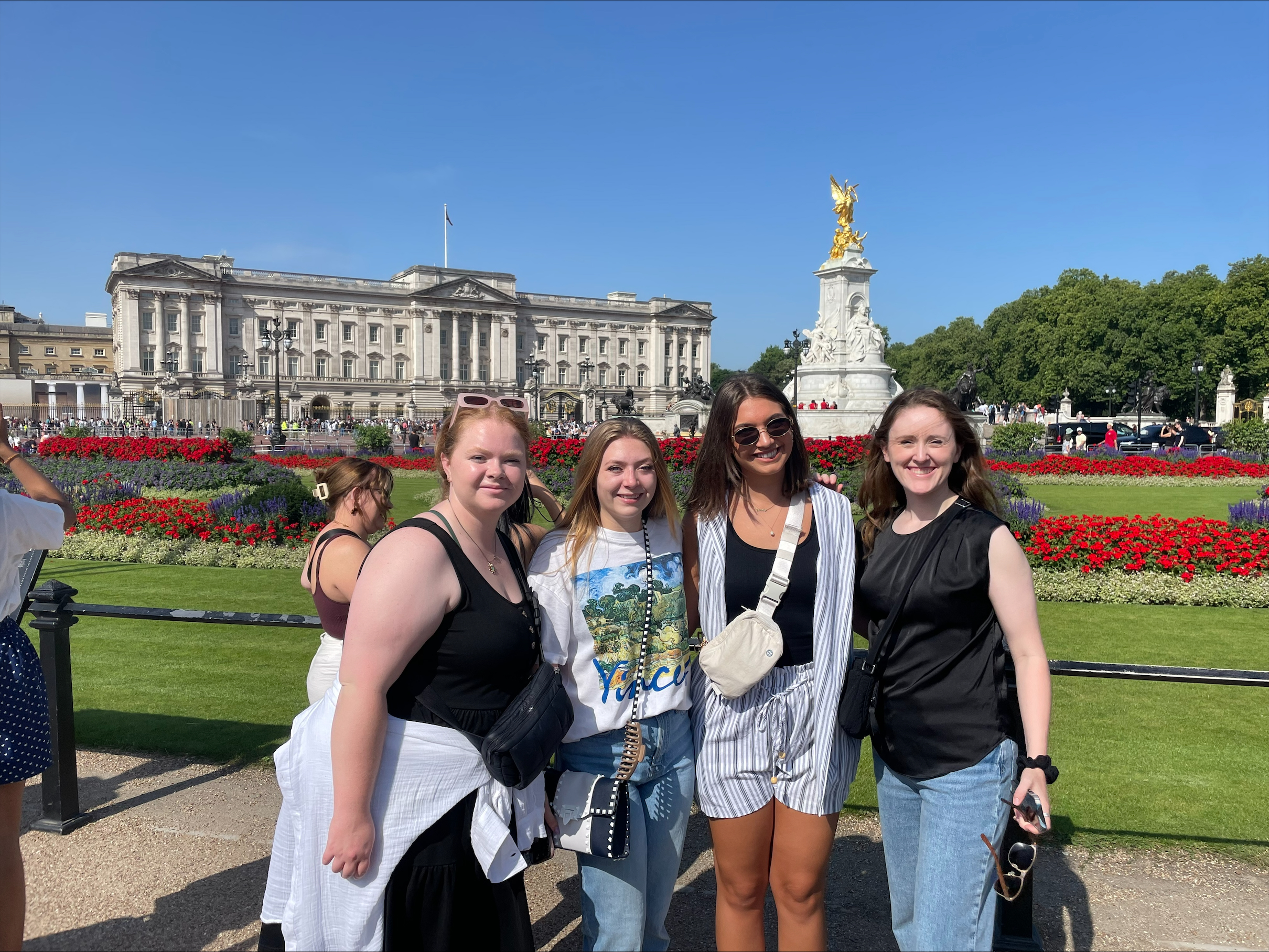 Students of the Faculty of Hospitality, Hotel Management and Tourism in front of Buckingham Palace in London